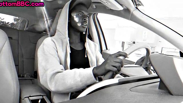 жадный белый парень разносит задницу черному качку