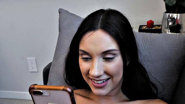 страстная брюнетка скачет сверху и кончает на диване