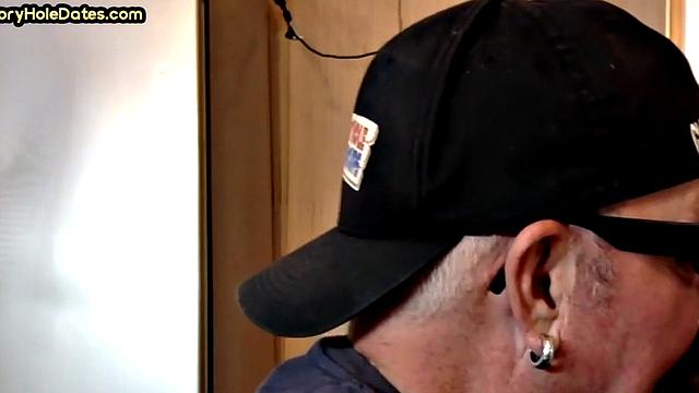 татуированный папик сначала сосёт, а потом сам садится на член в дырке