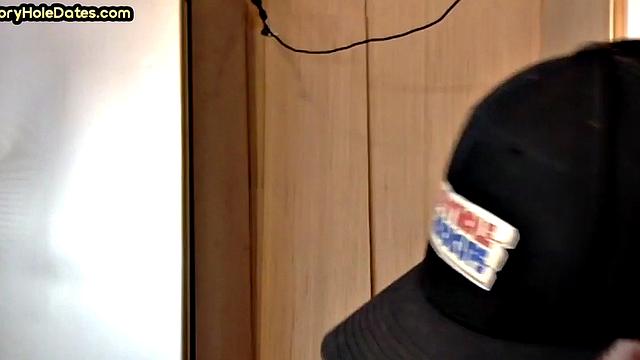 татуированный папик сначала сосёт, а потом сам садится на член в дырке