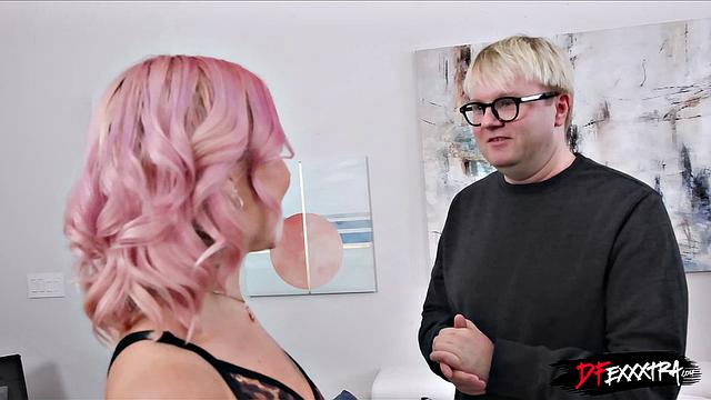 муж на диване, а луна устраивает настоящее шоу