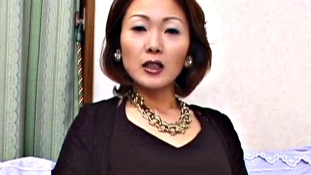 азиатская milf разминает себя вибратором-трусики сдались первыми