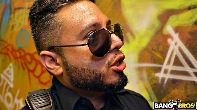 Поймали преступницу - теперь только анальный допрос и большой заряд на лицо, не отвертишься!