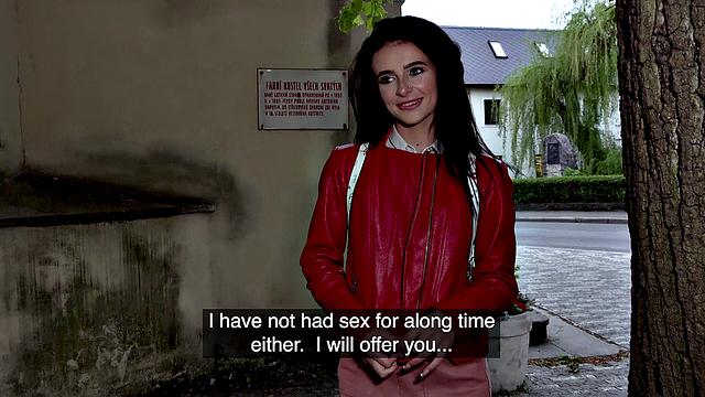 kate rich трахается на улице в кроссовках и глотает сперму