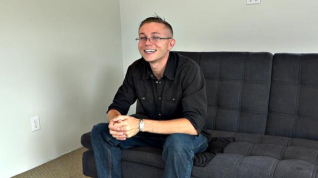 Amateur solo stud jerks his shaved cock after casting