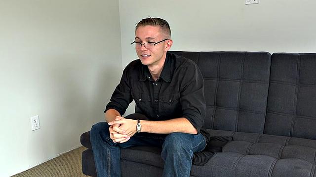 Amateur solo stud jerks his shaved cock after casting