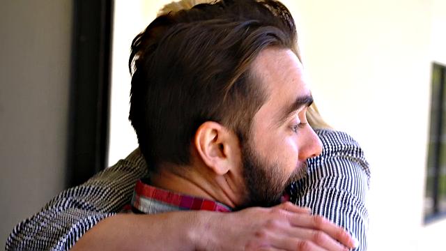 горячая milf тиффани фокс соблазняет пасынка подруги и сквиртует на кровати