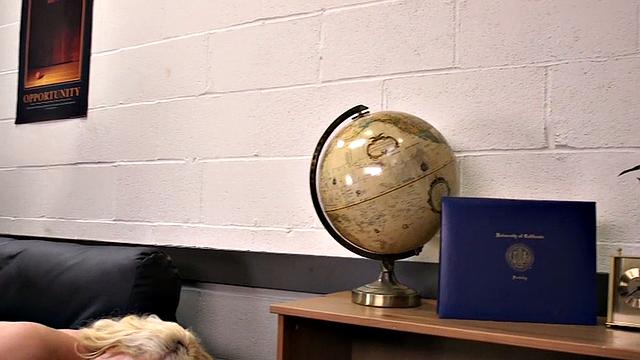 Analgaping bigass les MILF in 3way with speculum