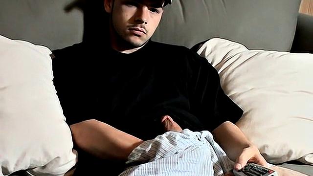 Стрейт чувак пробует свою сперму после дрочки