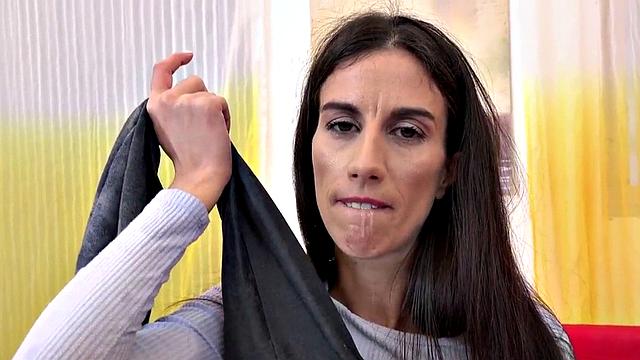 Watersport babe pees and spreads pussy in solo session