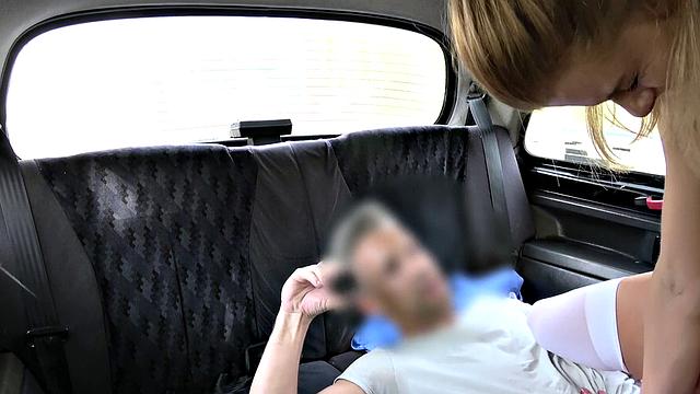 блондинка-медсестра забила на смену и устроила жаркую еблю в такси