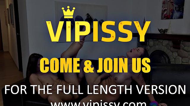 Pee Fun With Amanda and Jesica Bell