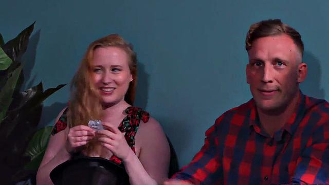 девка в белье скачет на члене и шутит про размеры