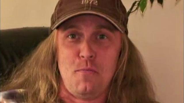 ларри дрочит с другом и кончает на камеру