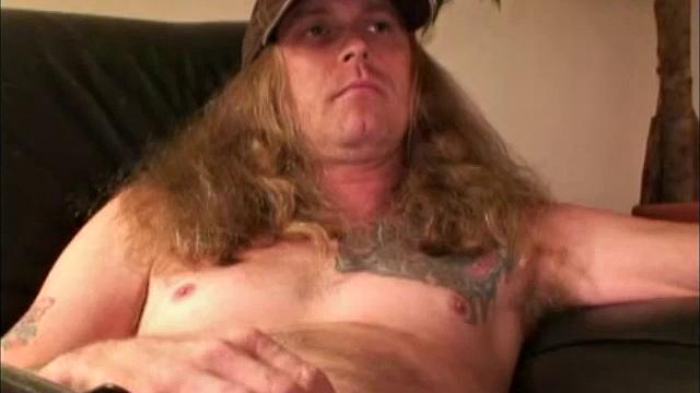 ларри дрочит с другом и кончает на камеру