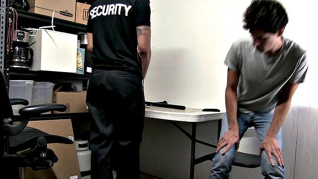 коп жестко трахает дерзкого парня в душе и берёт верх