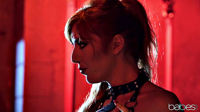 Эвелин Клэр ведет себя скромно, пока Лорен Филлипс дрючит босса на глазах у всех, исследование вышло жарким и ироничным (милф, латекс, фемдом)