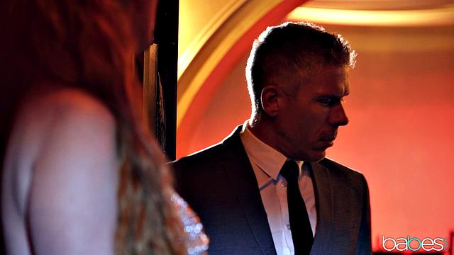 Эвелин Клэр ведет себя скромно, пока Лорен Филлипс дрючит босса на глазах у всех, исследование вышло жарким и ироничным (милф, латекс, фемдом)