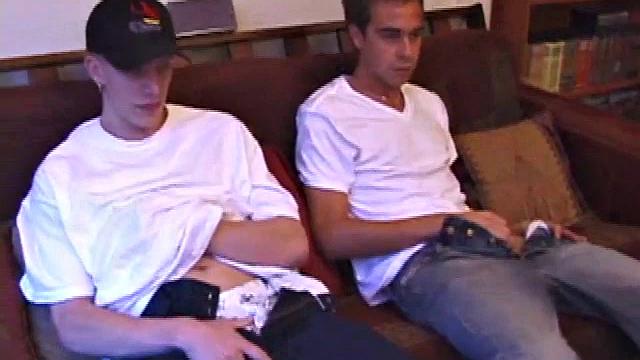 Шейн и Винченцо дрочат рядом на диване и берут друг друга в руку