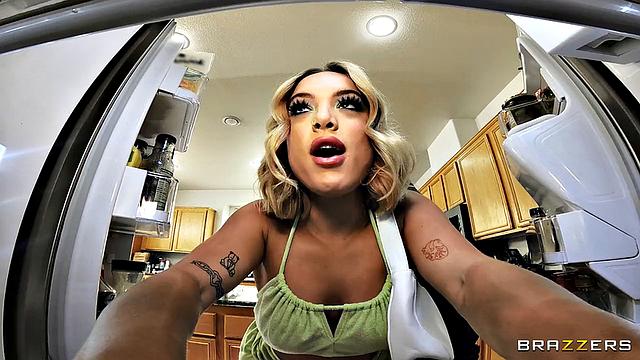 Мими Монет изменяет мужу с братом прямо на кухне, страстный секс втроём без комплексов.