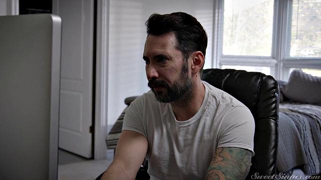 Джимми приехал к Дженн и устроил ей страстный секс на кровати, она кончила фонтаном и осталась довольна взрослым любовником.