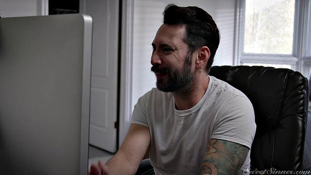 Джимми приехал к Дженн и устроил ей страстный секс на кровати, она кончила фонтаном и осталась довольна взрослым любовником.