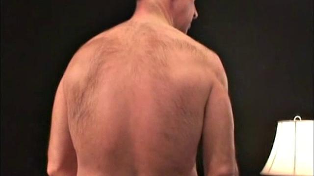 Взрослый волосатый папочка: то властный, то покорный на камеру