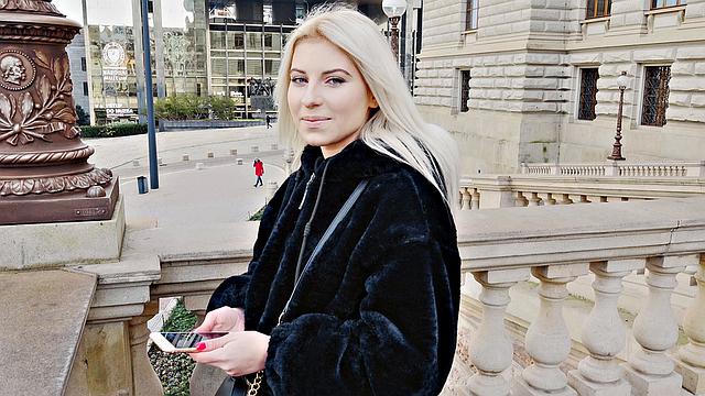 Future star sucks her way to stardom