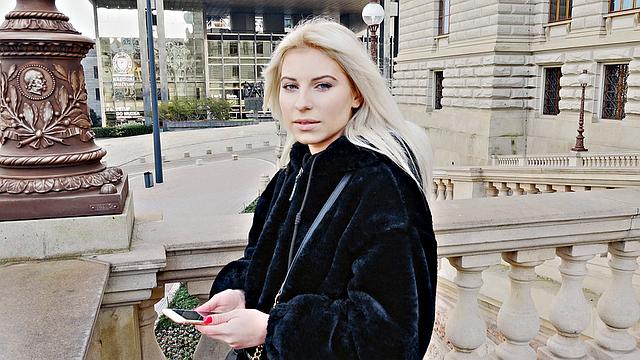 Future star sucks her way to stardom