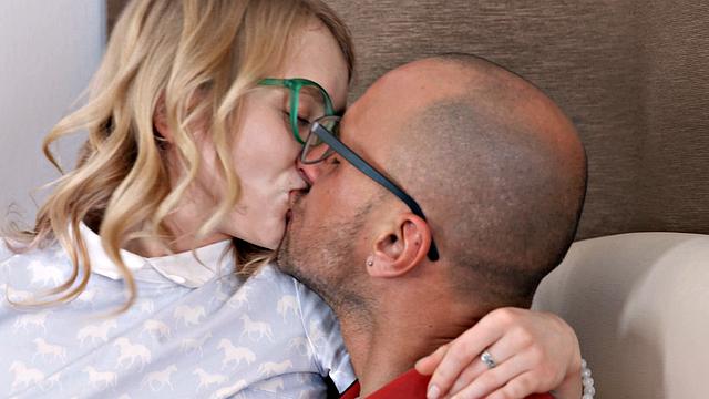 Blonde knows how to suck