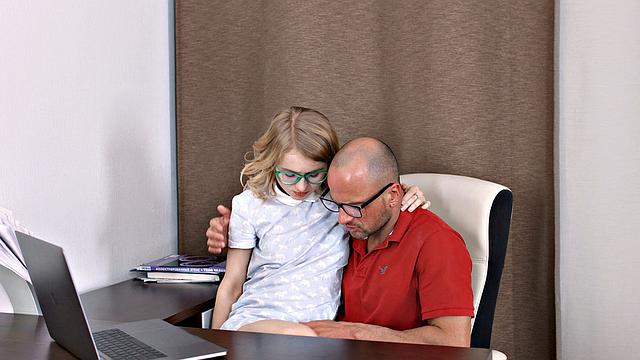 смотри, как блондинка lightfairy сосет и ловит кончу на лицо