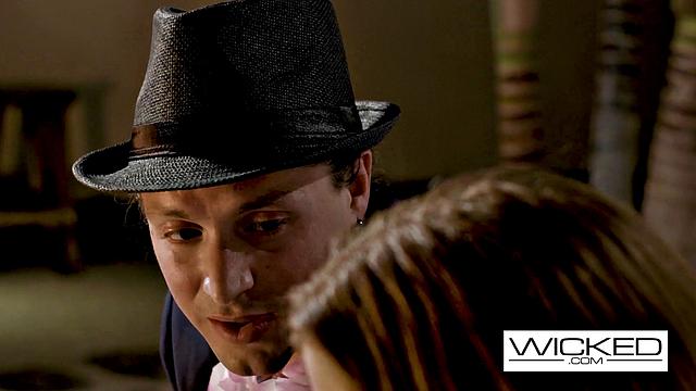 Шикарная блондинка кайфует от мощного траха сзади