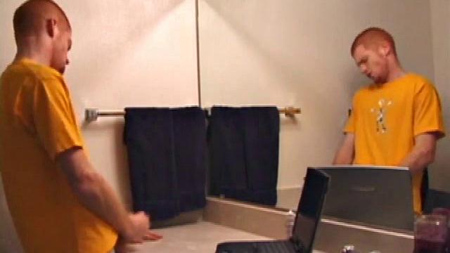 Тристиан дрочит в ванной и кончает на зеркало