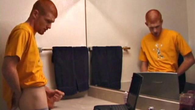 Тристиан дрочит в ванной и кончает на зеркало