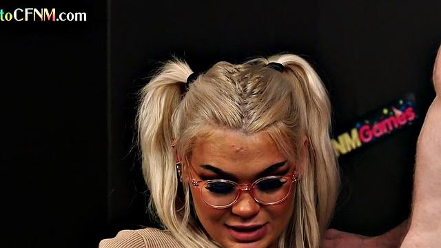 офисный очкарик доказывает навык ртом - собеседование повзрослому