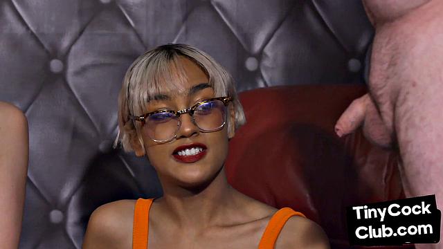 Унижение мелкого члена на глазах у грубых аматоров-фемдомщиц в публичке.