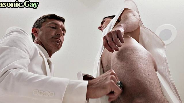 верующий мачо нежно вылизывает и жестко трахается с парнем после обряда