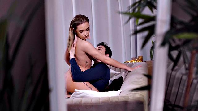 Соблазнительная на каблуках страстно сосёт, потом жарко трахается