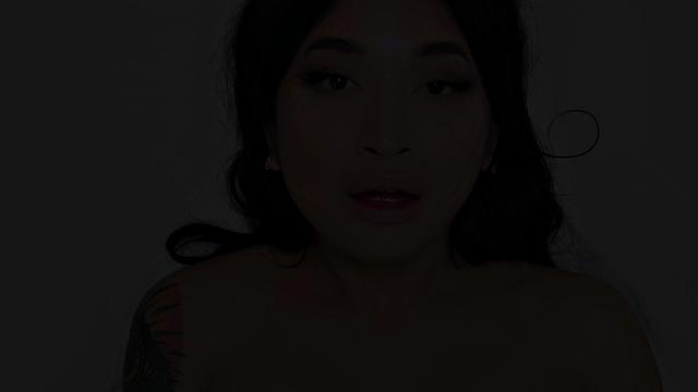 глянь, как татуированная красотка дрочит после кастинга