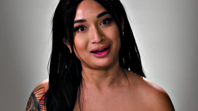 глянь, как татуированная красотка дрочит после кастинга