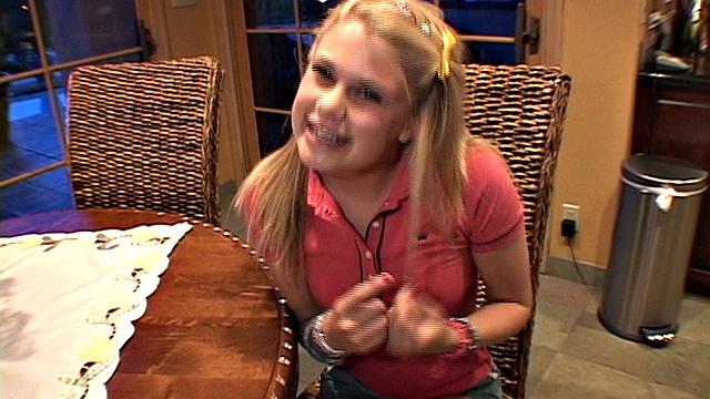 Little Summer и подруга устраивают горячий писающий перформанс в ванной комнате