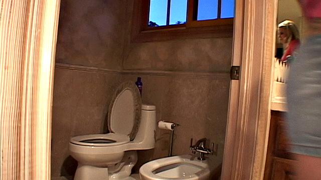 Little Summer и подруга устраивают горячий писающий перформанс в ванной комнате