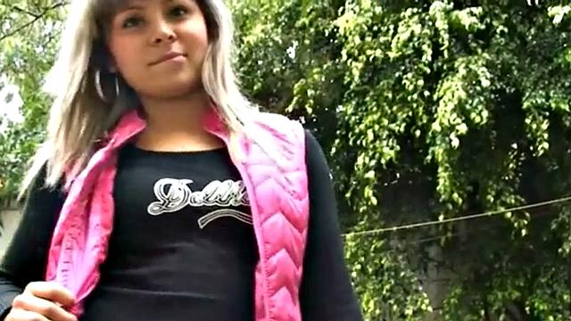 sammy 18 сосёт на природе и скачет на члене по-взрослому