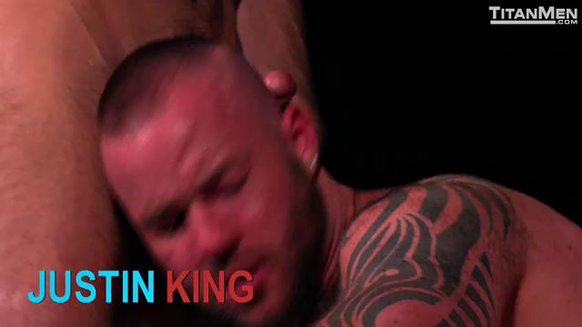 смотри как dario, hunter и justin устраивают анальный кайф на свежем воздухе