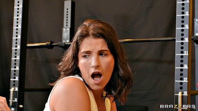 Посмотри, как LaSirena69 тренирует тело и получает анальный кайф в спортзале с Zac Wild.