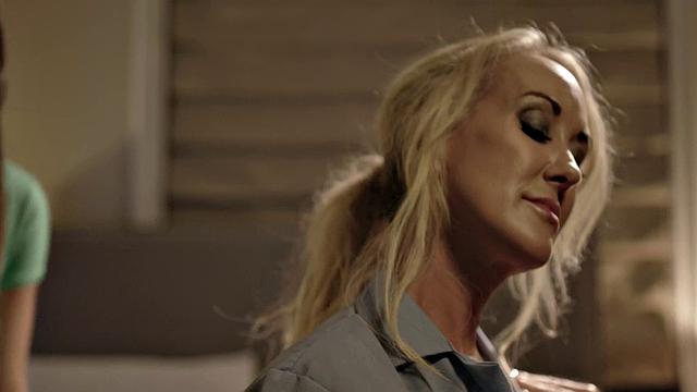 Bigboobed cougar tribbing her younger girlfriend