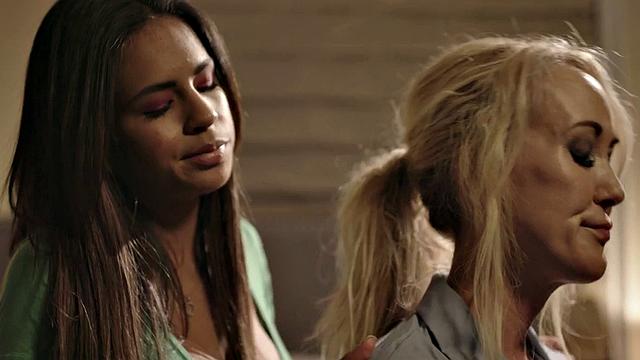 Bigboobed cougar tribbing her younger girlfriend