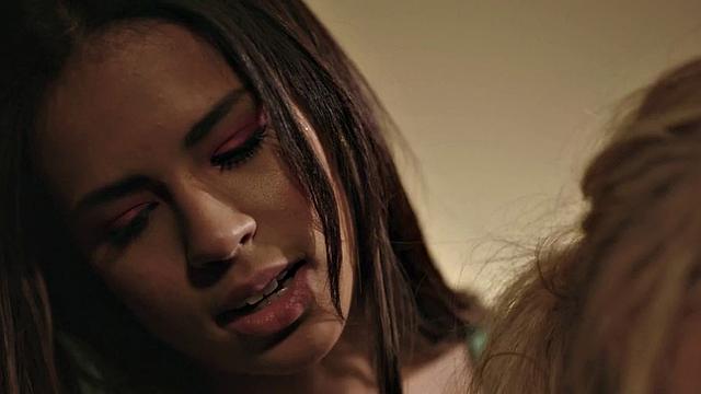 Bigboobed cougar tribbing her younger girlfriend