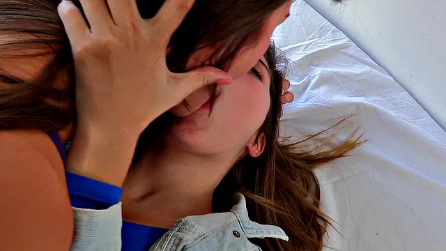 малена и лия лижут друг другу киски и играют с вибратором