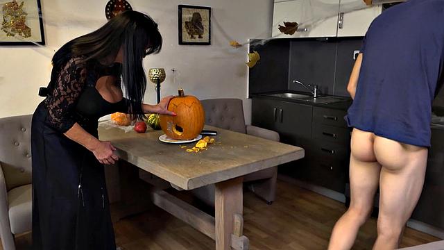 MATURE4K. Woman over fifty doesnt hesitate to fool around with stepson